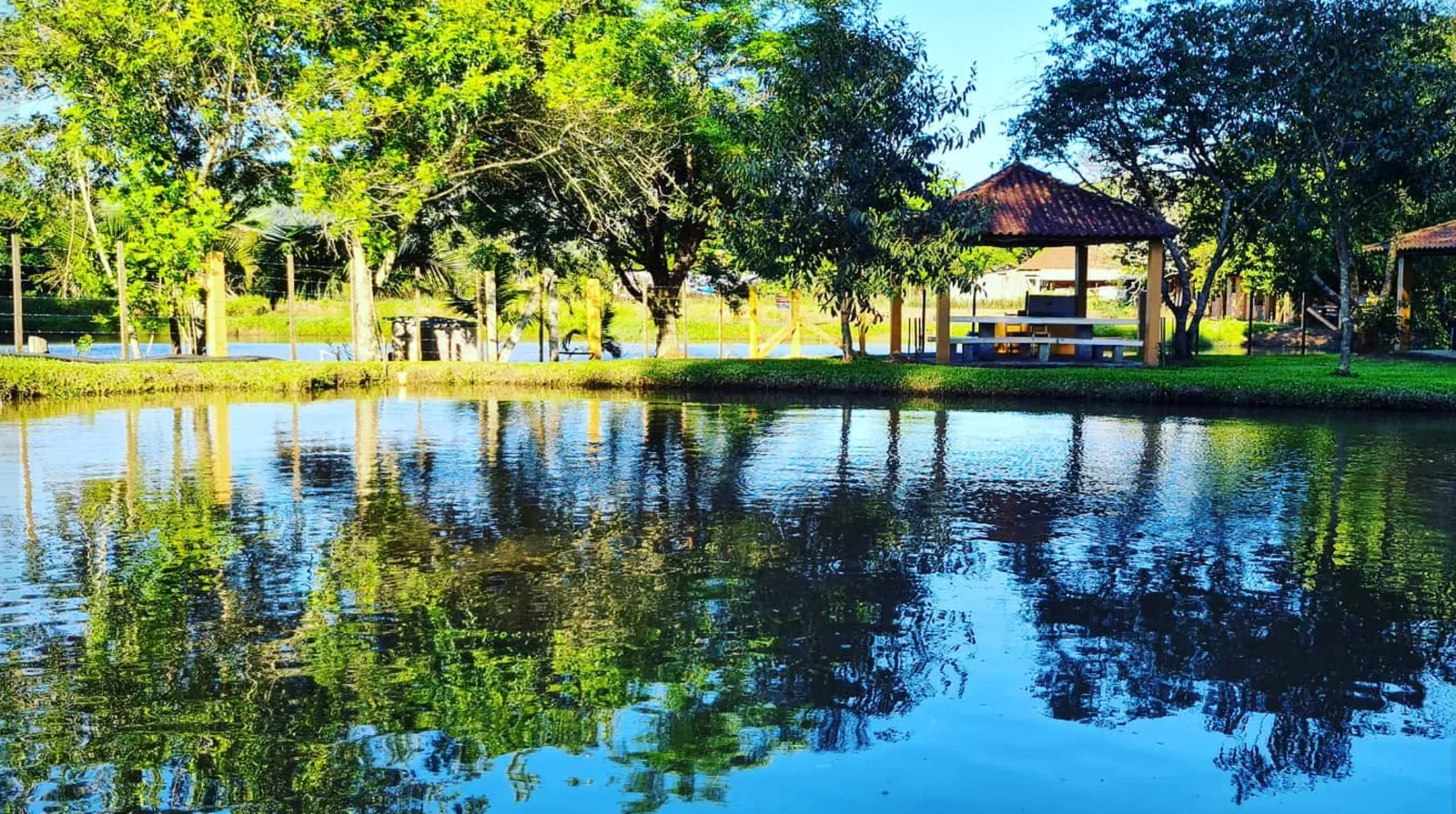 Lago e área verde do Clube Oásis