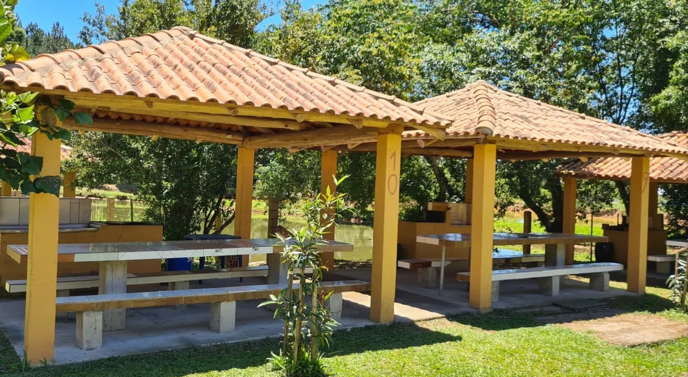 Área de churrasqueiras e convivência do Clube Oásis