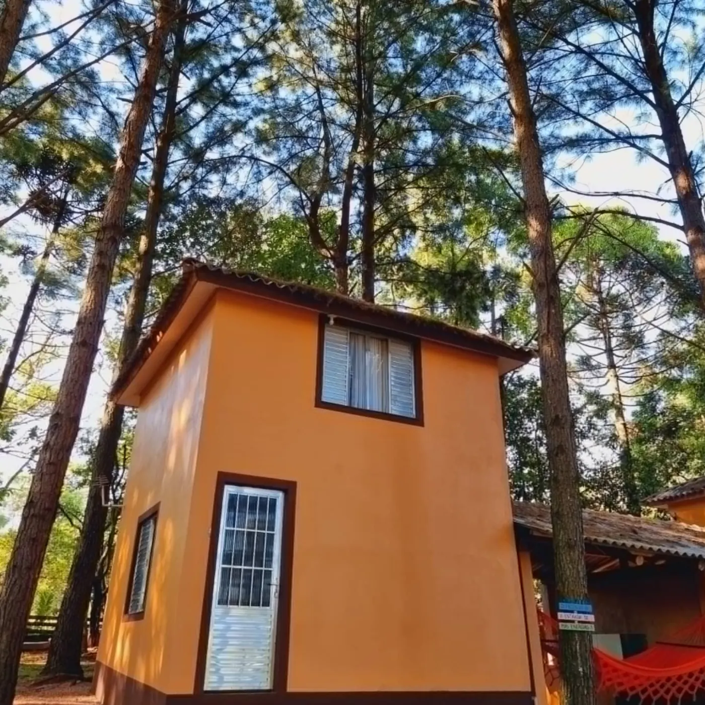 Chalé externo rodeado pela natureza no Clube Oásis