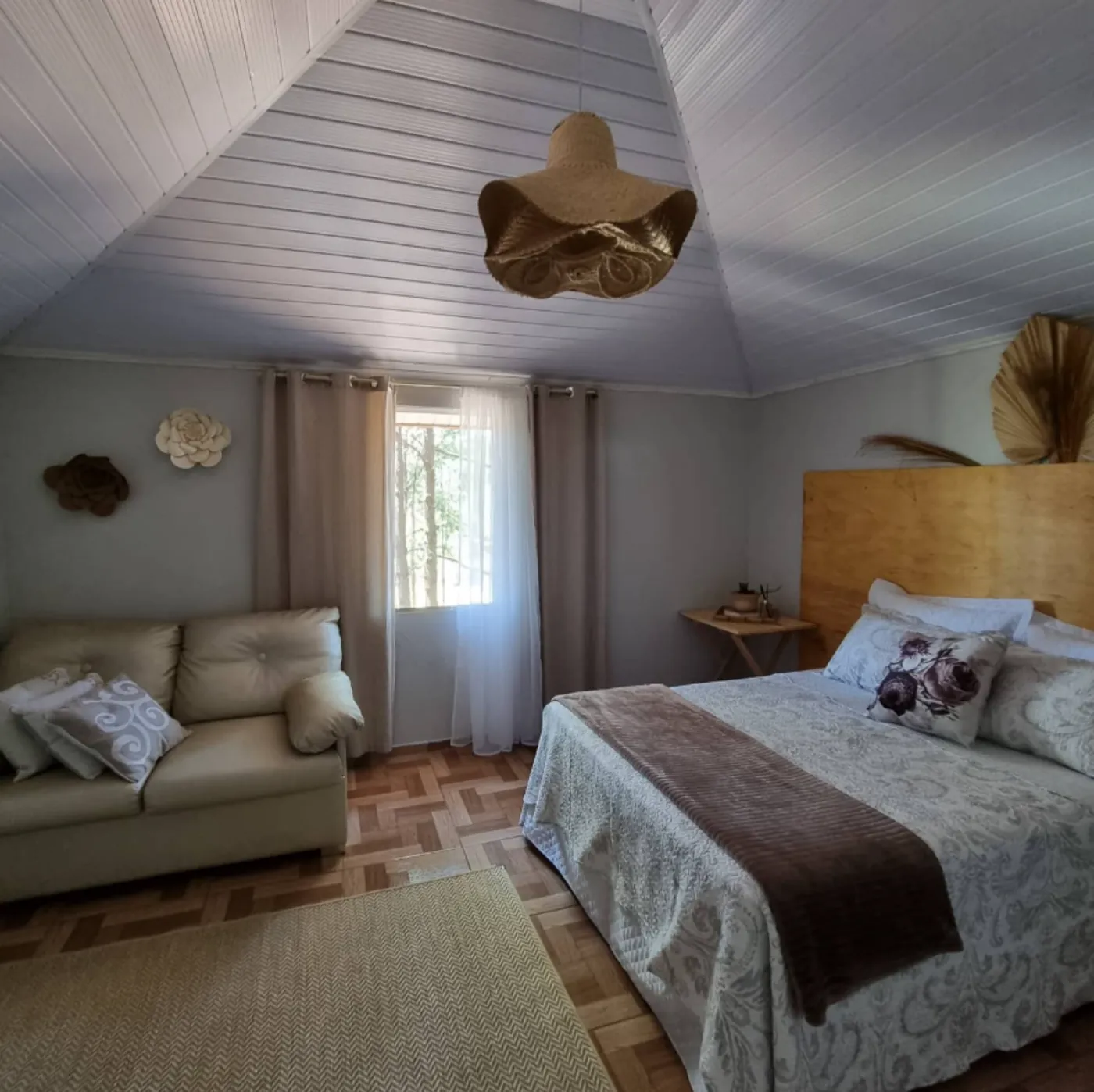 Quarto de chalé confortável com cama de casal e decoração aconchegante
