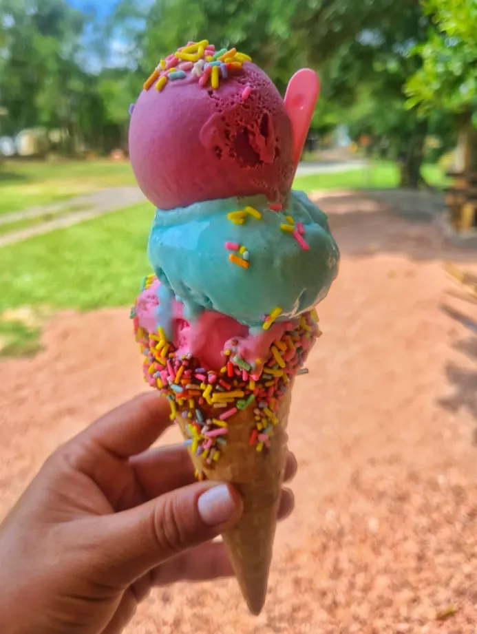 Sorvete colorido servido no Clube Oásis