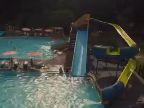 Tobogã azul do Clube Oásis visto de perto