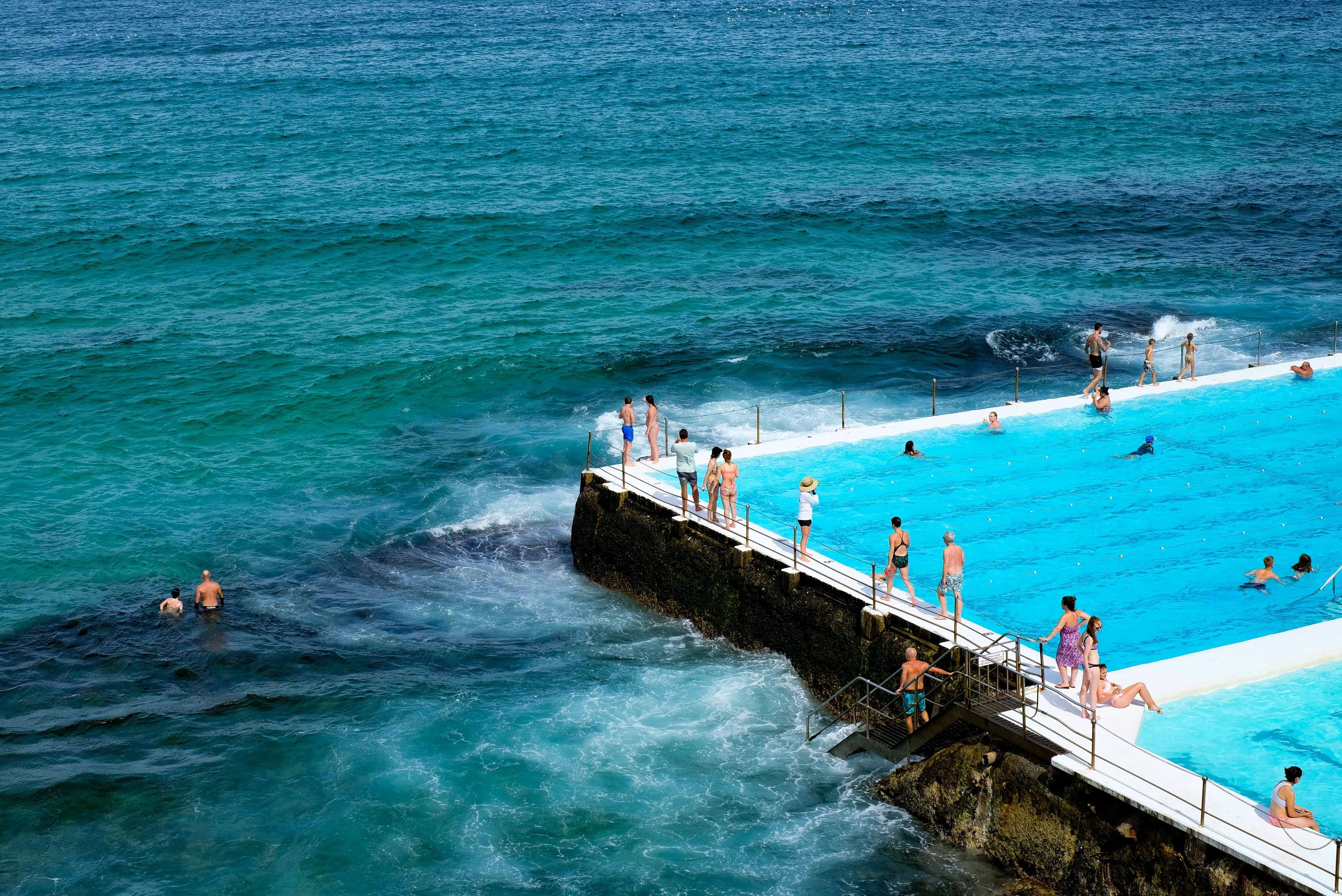 Piscina cristalina com água azul turquesa em dia ensolarado de verão