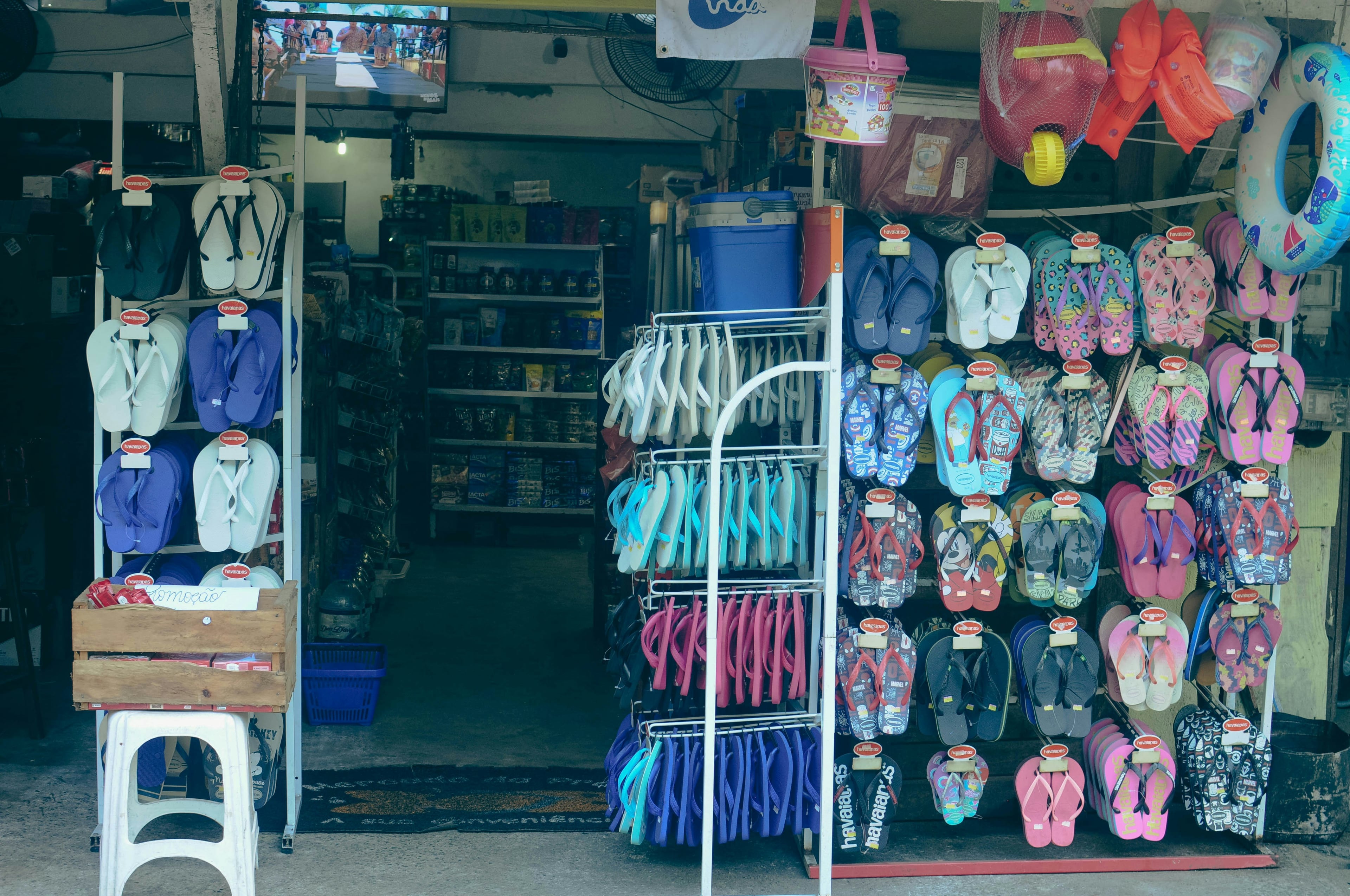 Loja de moda praia com roupas de banho coloridas e acessórios de verão expostos