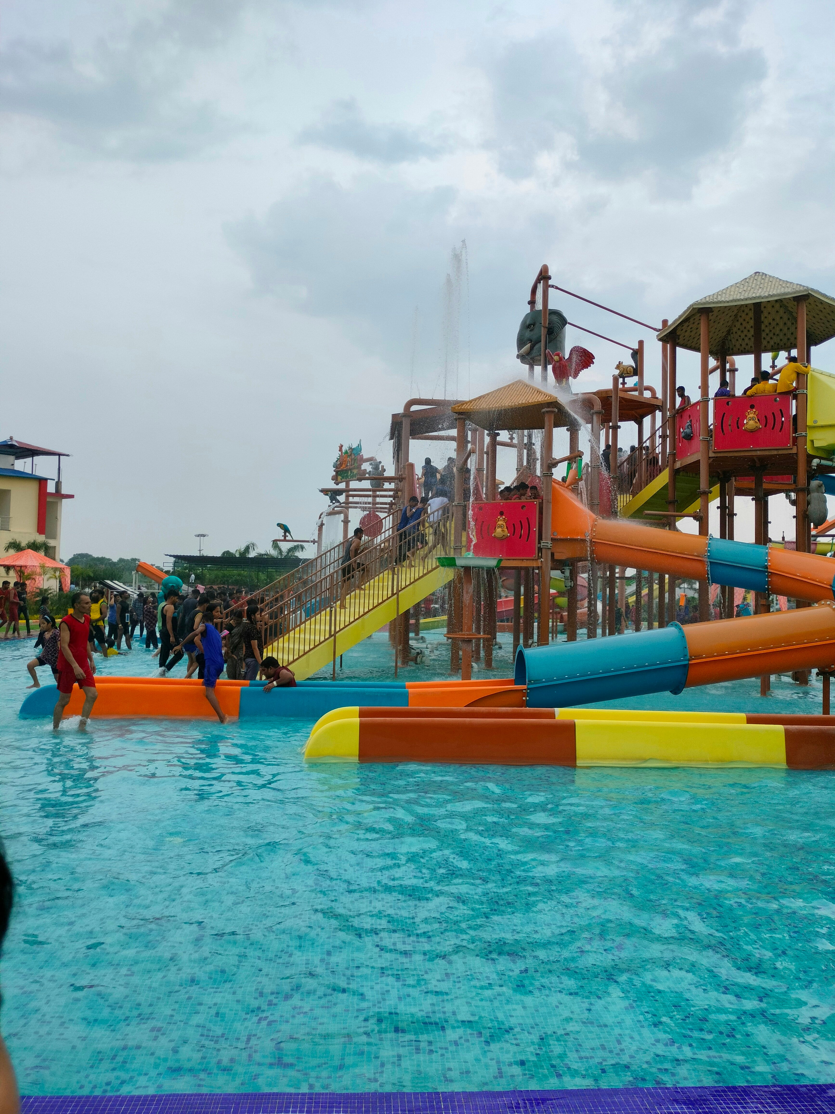 Parque aquático com piscinas cristalinas e tobogãs coloridos para toda a família