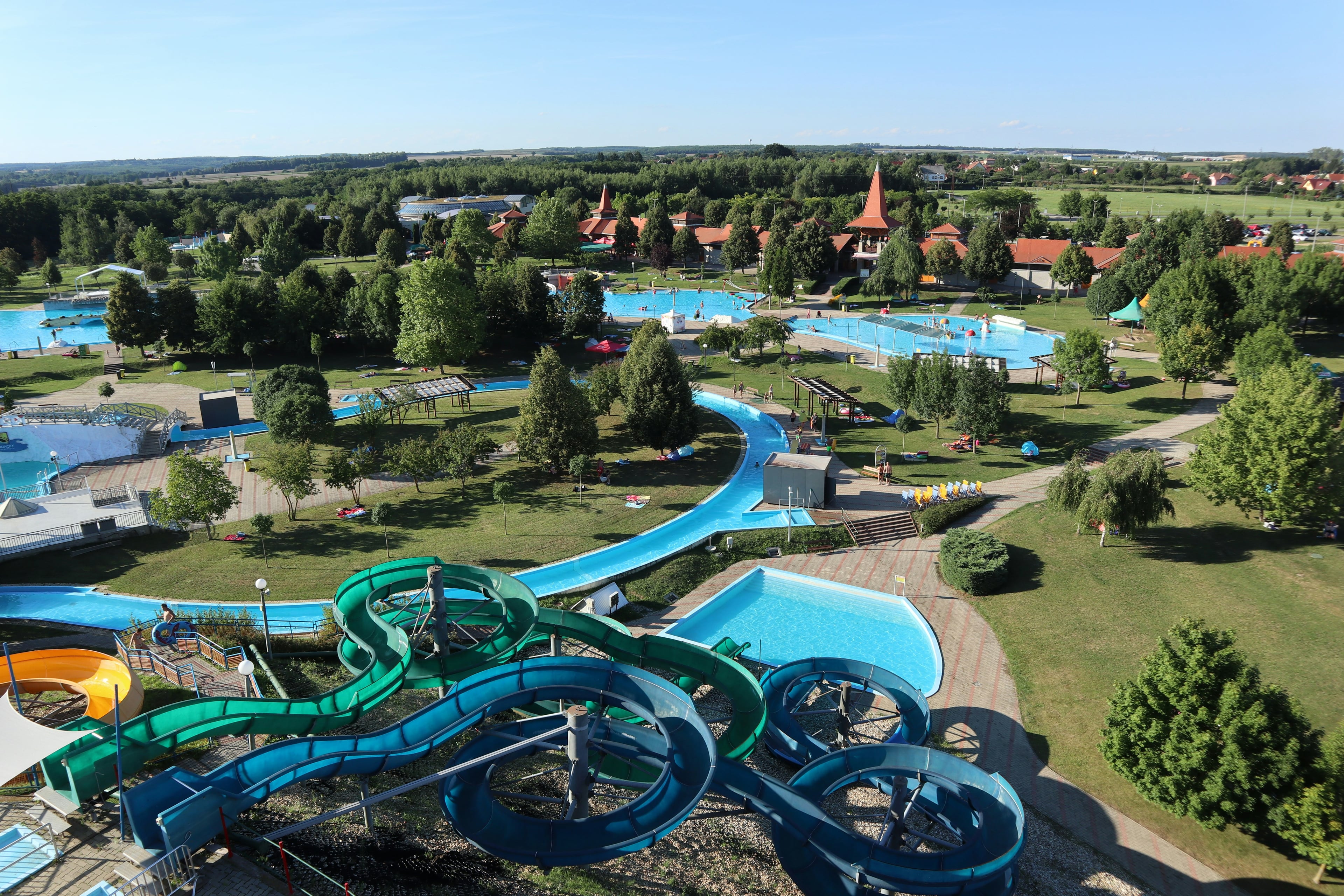 Vista aérea de parque aquático com piscinas cristalinas e área de lazer completa